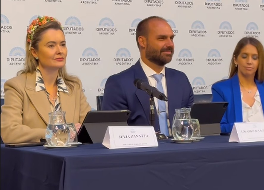 Eduardo Bolsonaro e Júlia Zanatta em evento no Congresso argentino