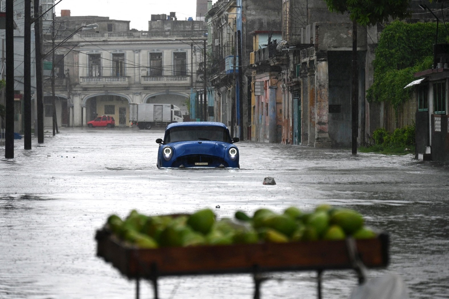 Um carro passa por uma rua inundada em Havana, durante a passagem da tempestade tropical Idalia. — Foto: Yamil LAGE/AFP