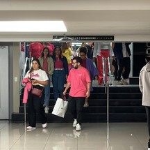 Fãs lotam salas de cinema vestidos com roupas rosas no lançamento de Barbie — Foto: Reprodução 
