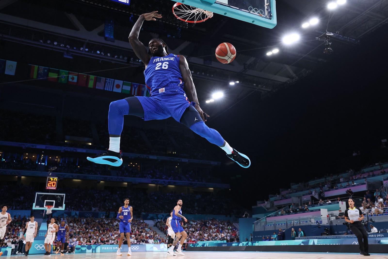 O frances, Mathias Lessort, durante partida de basquete do grupo B entre Japão e França — Foto: Thomas Coex / AFP