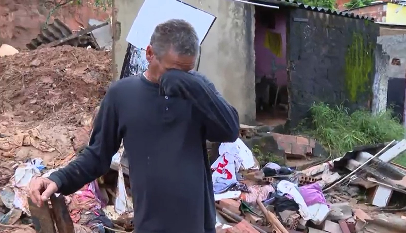 Na foto, Cláudio, avó do menino Calebe Jefferson Veloso Costa, que morreu em um desabamento em Japeri. — Foto: Reprodução TV Globo