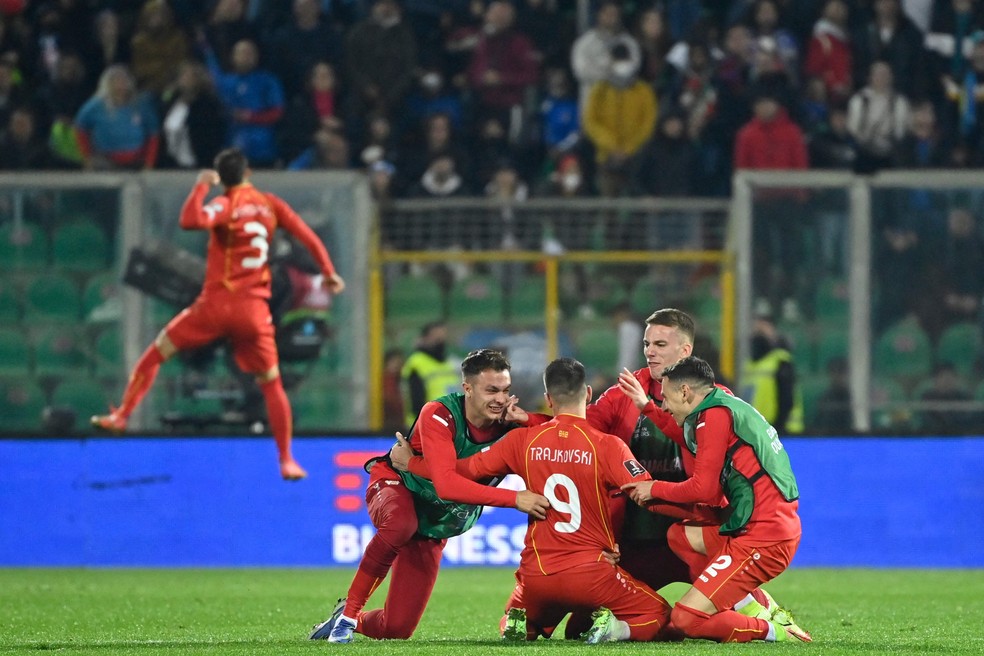 Jogadores da Macedônia do Norte comemoram vitória heróica sobre a Itália — Foto: Alberto Pizolli/AFP