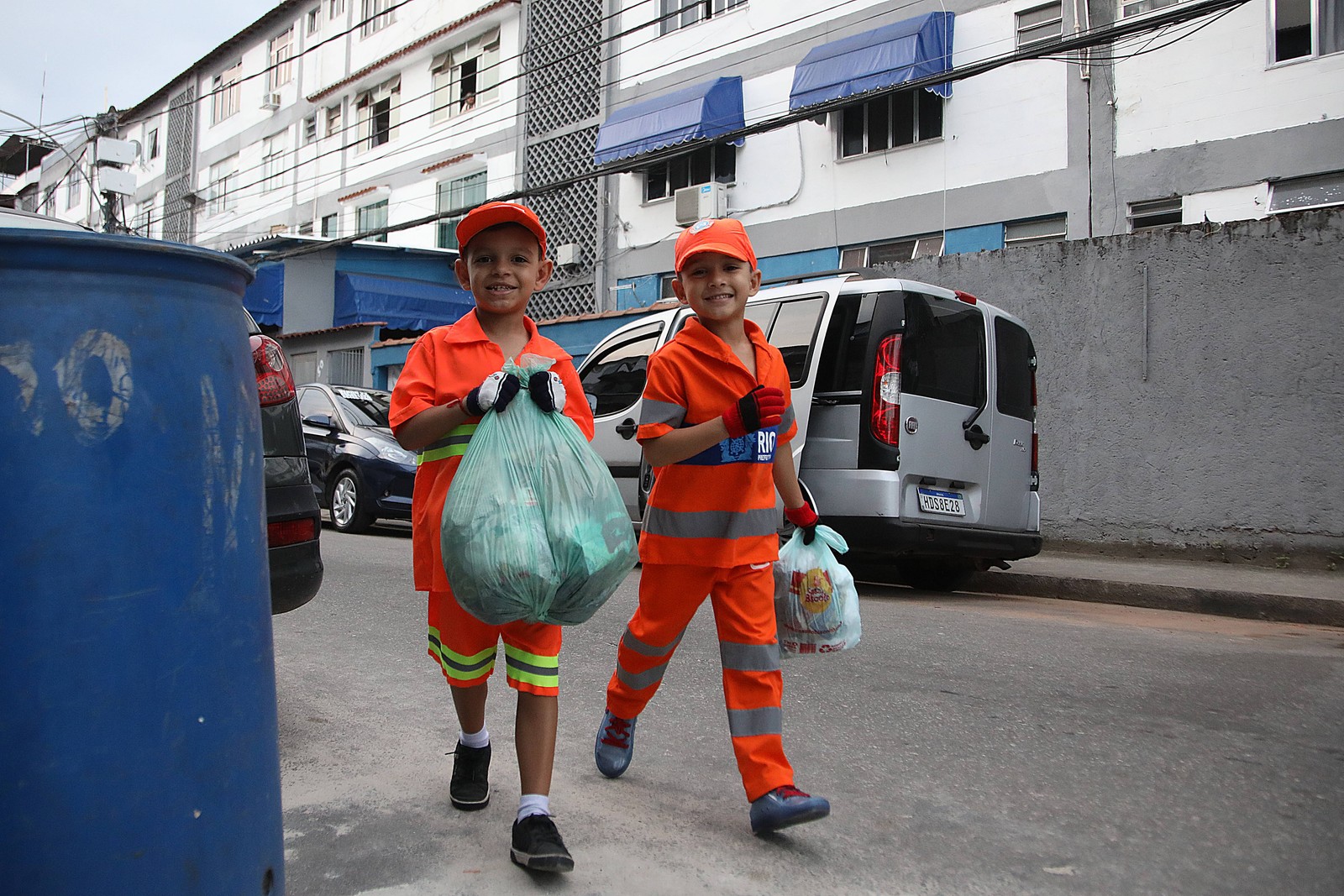 Os irmãos se perguntam pela manhã:  “qual rua vamos brincar de limpar hoje?”