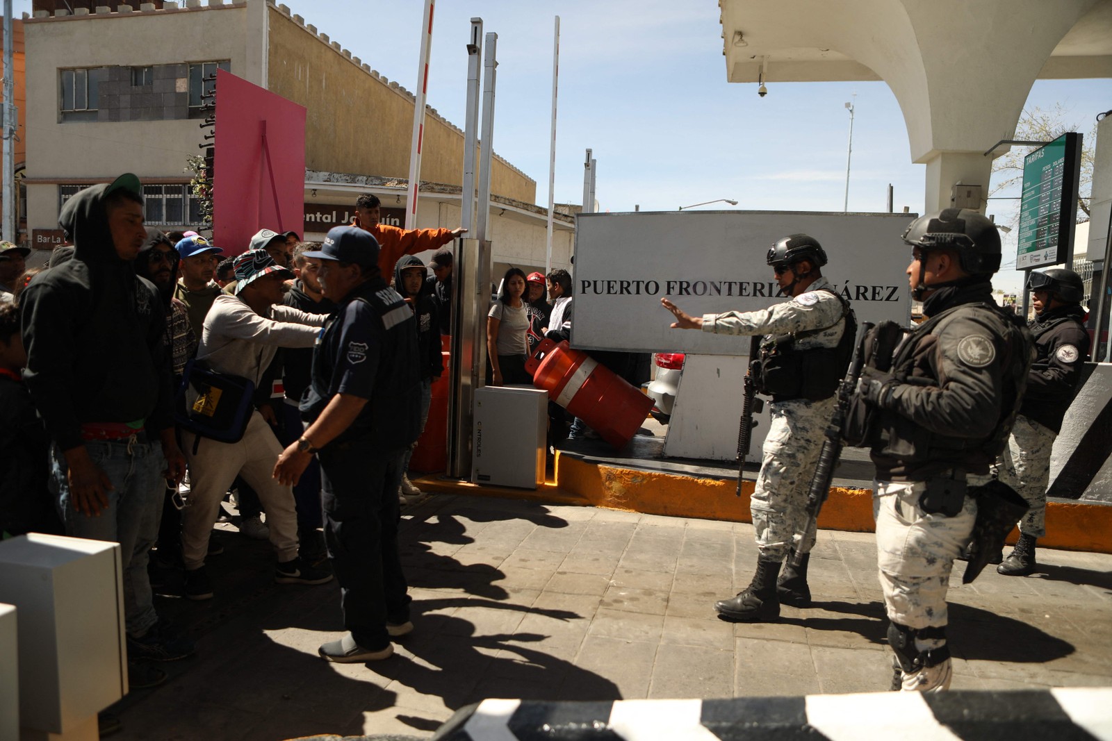 Por volta do meio-dia, uma grande multidão de venezuelanos começou a se reunir perto da entrada de uma ponte que liga Ciudad Juarez, no México, a El Paso, no Texas — Foto: Herika Martinez / AFP