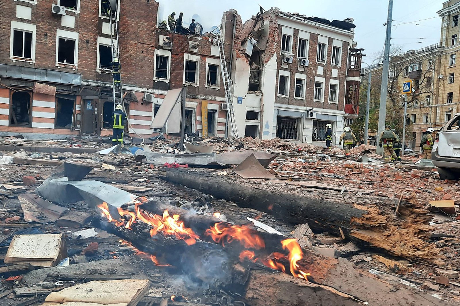 Focos de incêndio em área destruída após um ataque russo atingiu o centro da cidade ucraniana de Kharkiv — Foto: Photo by Handout / UKRAINIAN EMERGENCY SERVICE / AFP