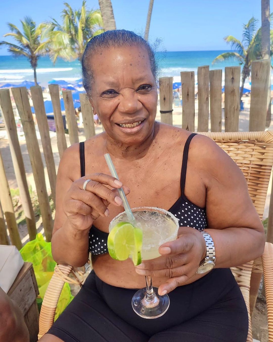 'As pessoas acham que velhos não fazem sexo, mas a gente também dá umazinha de vez em quando', disse Neusa Borges, de 83 anos, em entrevista no site — Foto: Reprodução/Instagram