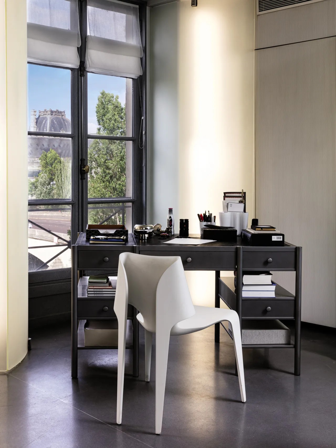 A mesa no canto da sala de estar de Lagerfeld — Foto: Divulgação/Sotheby’s