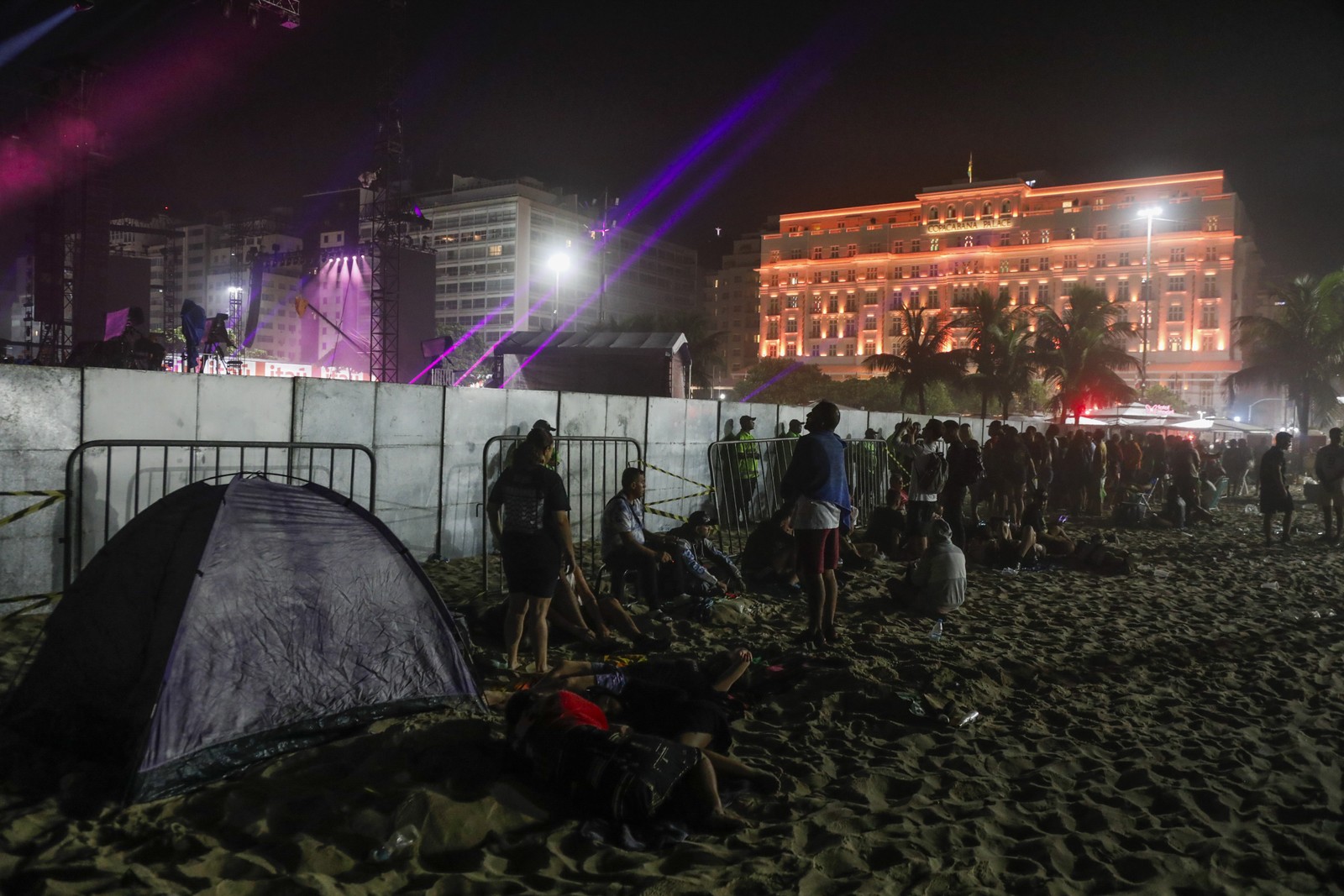 Após o ensaio geral fãs viram a madrugada na praia para garantir lugar na primeira fila para assitir ao show na Praia de Copacabana. — Foto: Guito Moreto - Ag O Globo