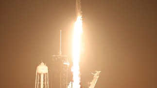 Com apoio da Nasa, SpaceX lança foguete em missão privada para a Lua pela 1ª vez em 52 anos — Foto: GREGG NEWTON / AFP