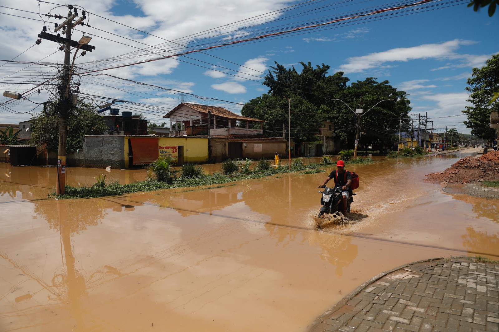 Na foto, Parque São Vicente, em Belford Roxo. Área às margens do Rio Botas ficou alagada. — Foto: Guito Moreto / Agência O Globo