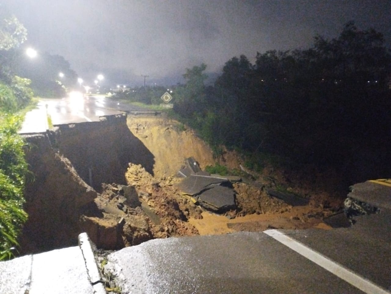 Veículo cai em cratera aberta pela chuva na BR-470, em Santa Catarina — Foto: Divulgação/Bombeiros de Santa Catarina