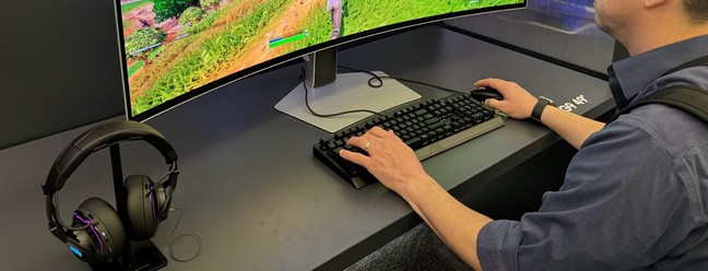 Monitor maior e curvo voltado para games é apresentado na CES 2024 pela Samsung — Foto: Bruno Rosa