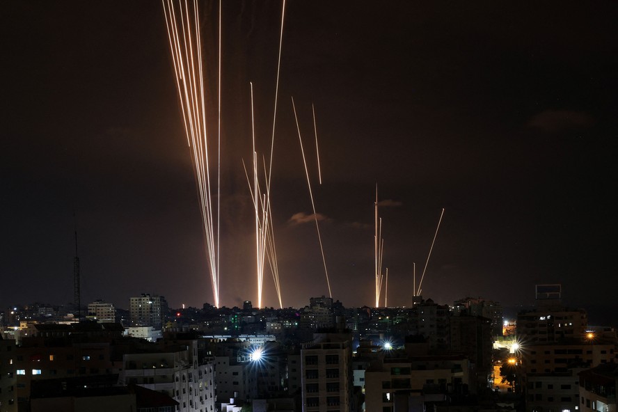 Foguetes são disparados por militantes palestinos da Cidade de Gaza em direção a Israel