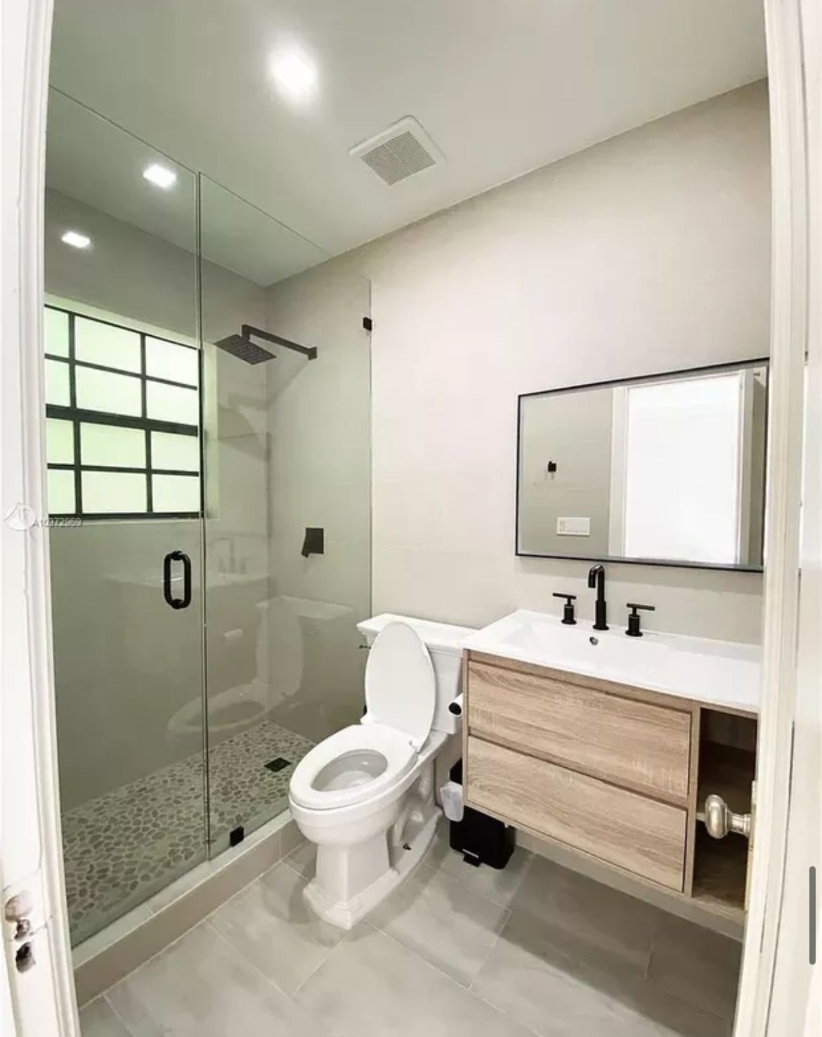 Banheiro da mansão de Anitta, em Miami — Foto: Reprodução