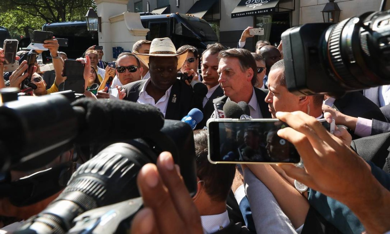 Em Dallas, nos EUA, para receber uma homenagem da Câmara de Comércio Brasil-EUA, Bolsonaro chamou os manifestantes de 'idiotas úteis'  — Foto: Marcos Corrêa / Presidência da República -15/05/2019