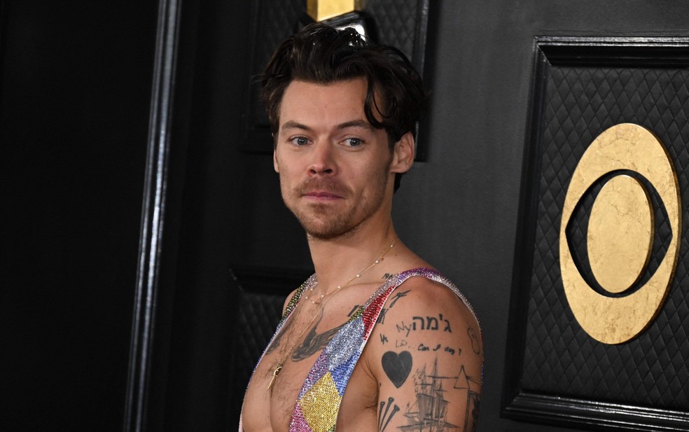 Harry Styles no tapete vermelho do Grammy 2023 — Foto: Robyn BECK / AFP