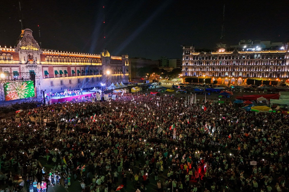 Apoiadores de Claudia Sheinbaum reunidos na Praça Zocalo, na Cidade do México, após vitória eleitoral — Foto: Mario Vazquez/AFP