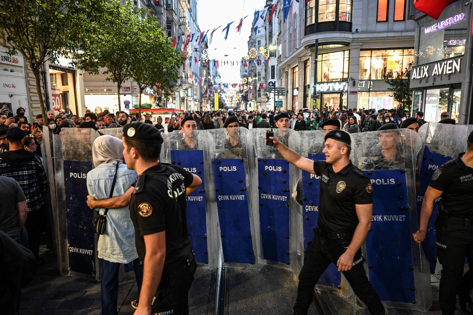 Policiais de choque turcos bloqueiam a avenida Istiklal durante uma manifestação em apoio a Mahsa Amini — Foto: Ozan KOSE / AFP