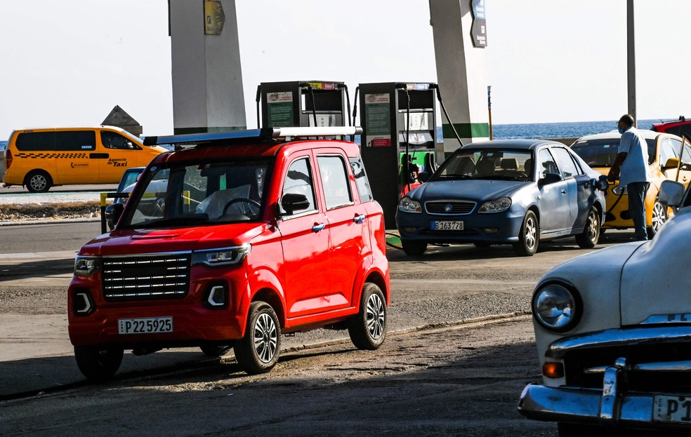 Carro elétrico estacionado em Havana, Cuba: ilha também é destino de veículos movidos a baterias — Foto: AFP