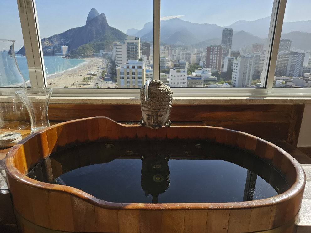 Ofurô no quarto? Sim, e com mais vista panorâmica para o melhor do Rio: a paisagem — Foto: Leo Martins/Agência O Globo