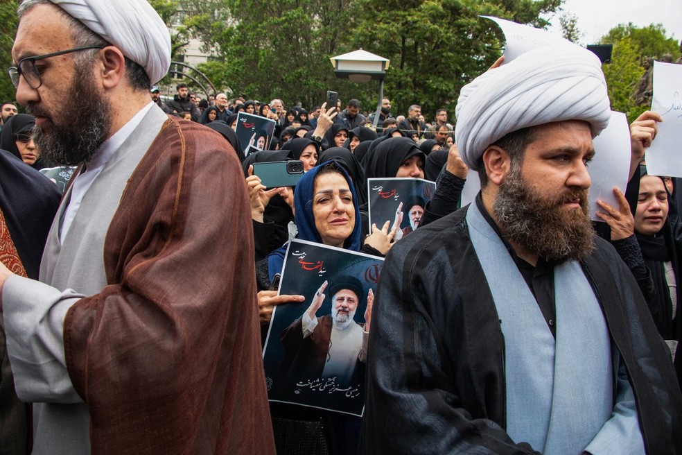 Pessoas participam de um cortejo fúnebre do presidente Ebrahim Raisi e seus assessores em Tabriz, província do Azerbaijão Oriental. — Foto: AZIN HAGHIGHI/MOJ News Agency/AFP