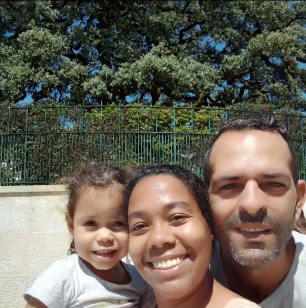 Alan Santiago com a esposa Rosilene e a filha Maitê. Os três estão desaparecidos após a casa da família desabar — Foto: Reprodução