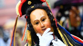 Folião participa do evento conhecido como Narrensprung ("salto dos bobos") no carnaval de Rottweil, no sul da Alemanha — Foto: Thomas Kienzle / AFP