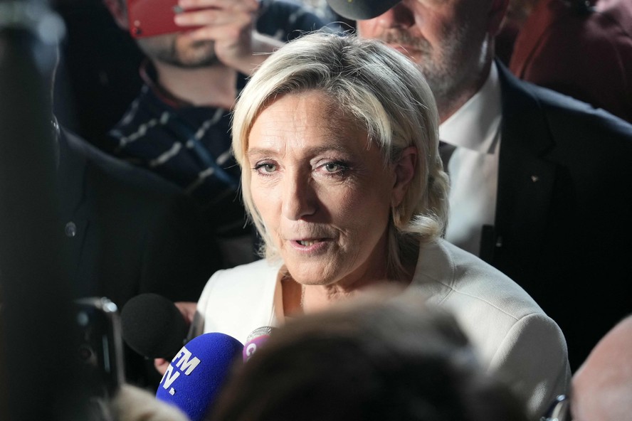 Marine Le Pen conversa com repórteres após anúncio dos primeiros resultados das eleições francesas