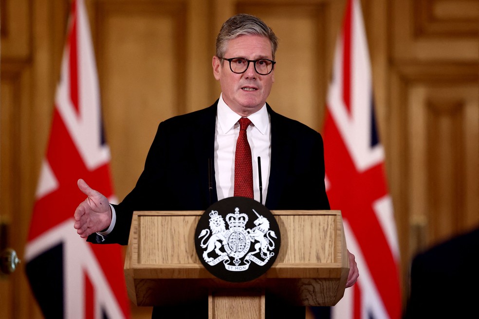 Premier do Reino Unido, Keir Starmer, em pronunciamento para anunciar medidas de combate a protestos violentos — Foto: HENRY NICHOLLS / AFP