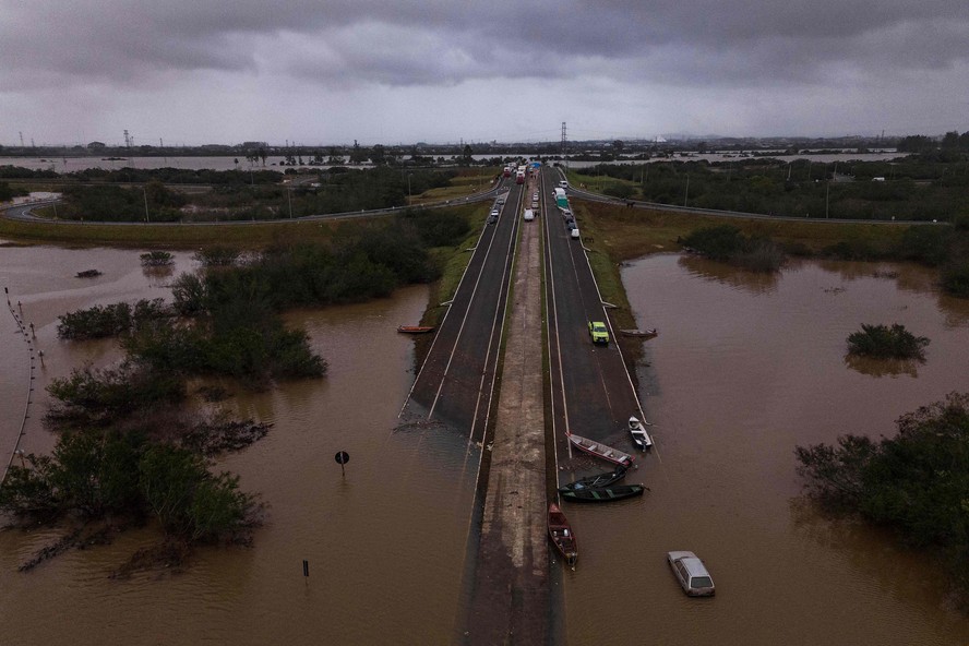 Vista de aérea mostra a estrada inundada ERS-448 em Canoas, estado do Rio Grande do Sul