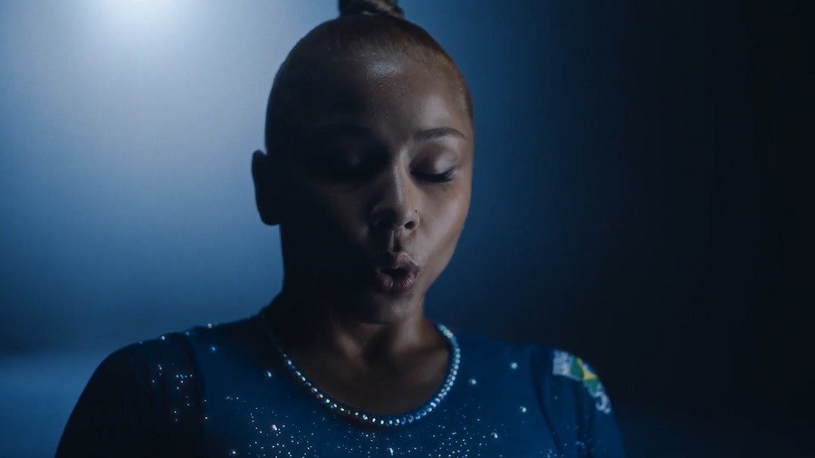 Flávia Saraiva, da ginástica, faz parte do comercial da Azul — Foto: Divulgação