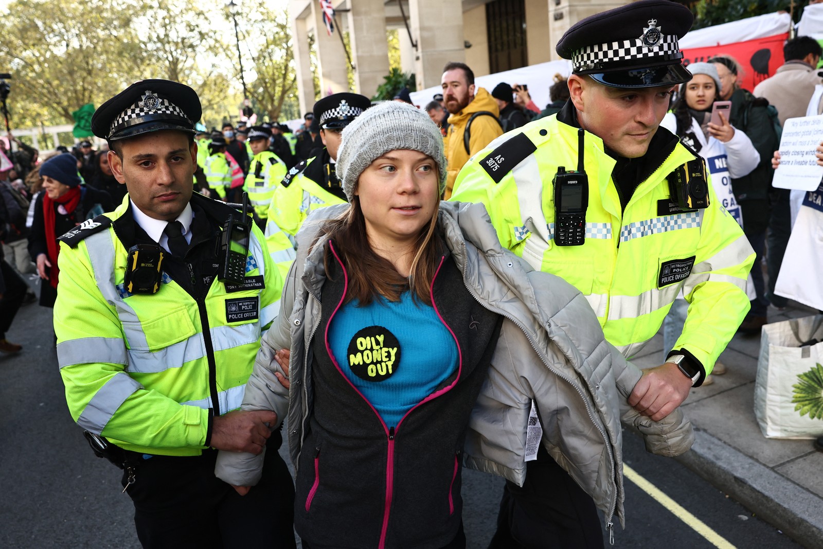 Greta é levada por policiais. A ativista do clima participava de protesto em Londres. Foto: Henry Nicholls/AFP