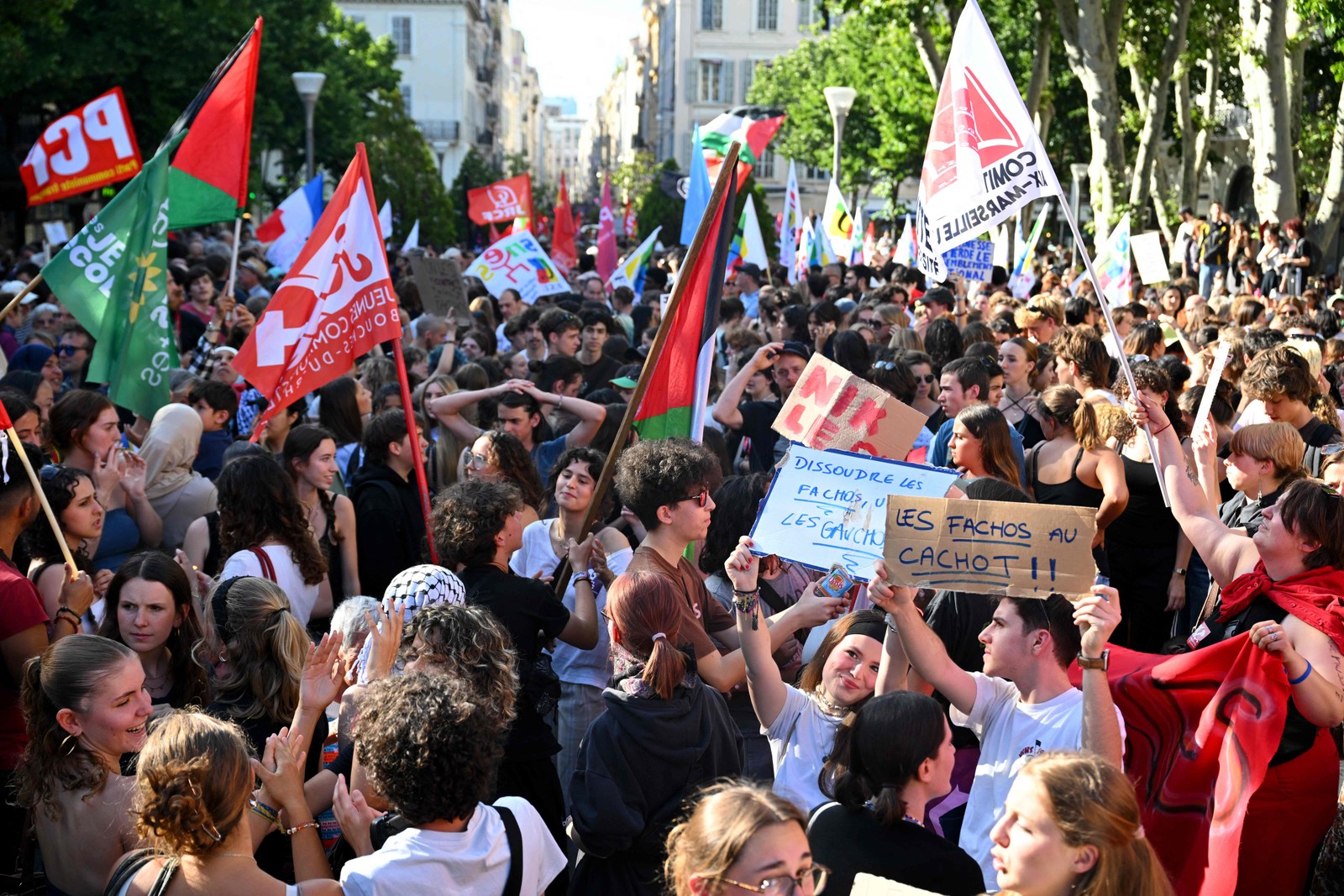 Manifestantes reúnem-se durante uma manifestação contra o partido francês de extrema-direita "Rassemblement National" (RN) em Marselha, sul de França, em 10 de junho de 2024, um dia depois de o partido ter vencido as eleições europeias em França. — Foto: Nicolas TUCAT/AFP