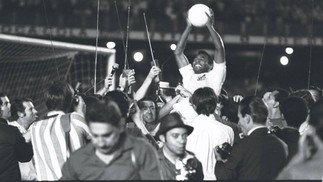 Pelé comemora milésimo gol depois da vitória de 2 a 1 sobre o Vasco da Gama, no Maracanã — Foto: Arquivo