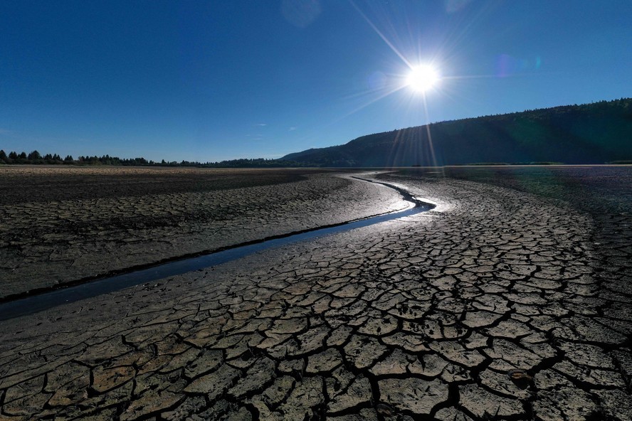 Na França, seca afetou o Lac de l'Entonnoir, em Bouverans, no Oeste do país