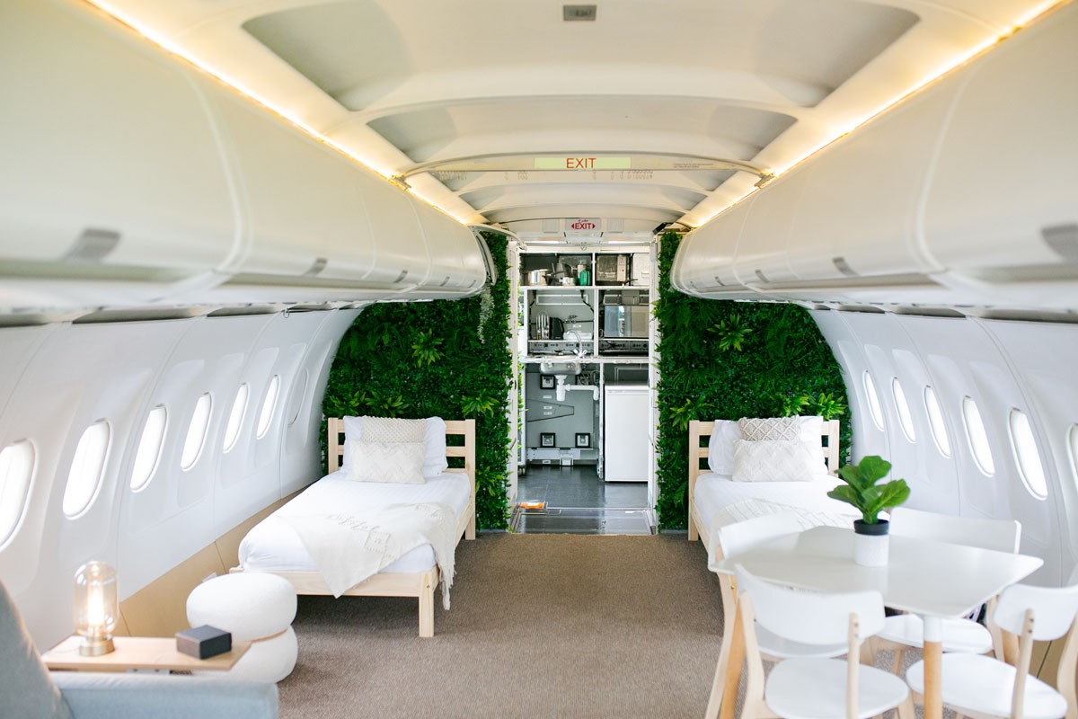 O  interior do Apple Airbus, um antigo avião desativado que virou opção de hospedagem por temporada no País de Gales, Reino Unido — Foto: Reprodução / Apple Camping