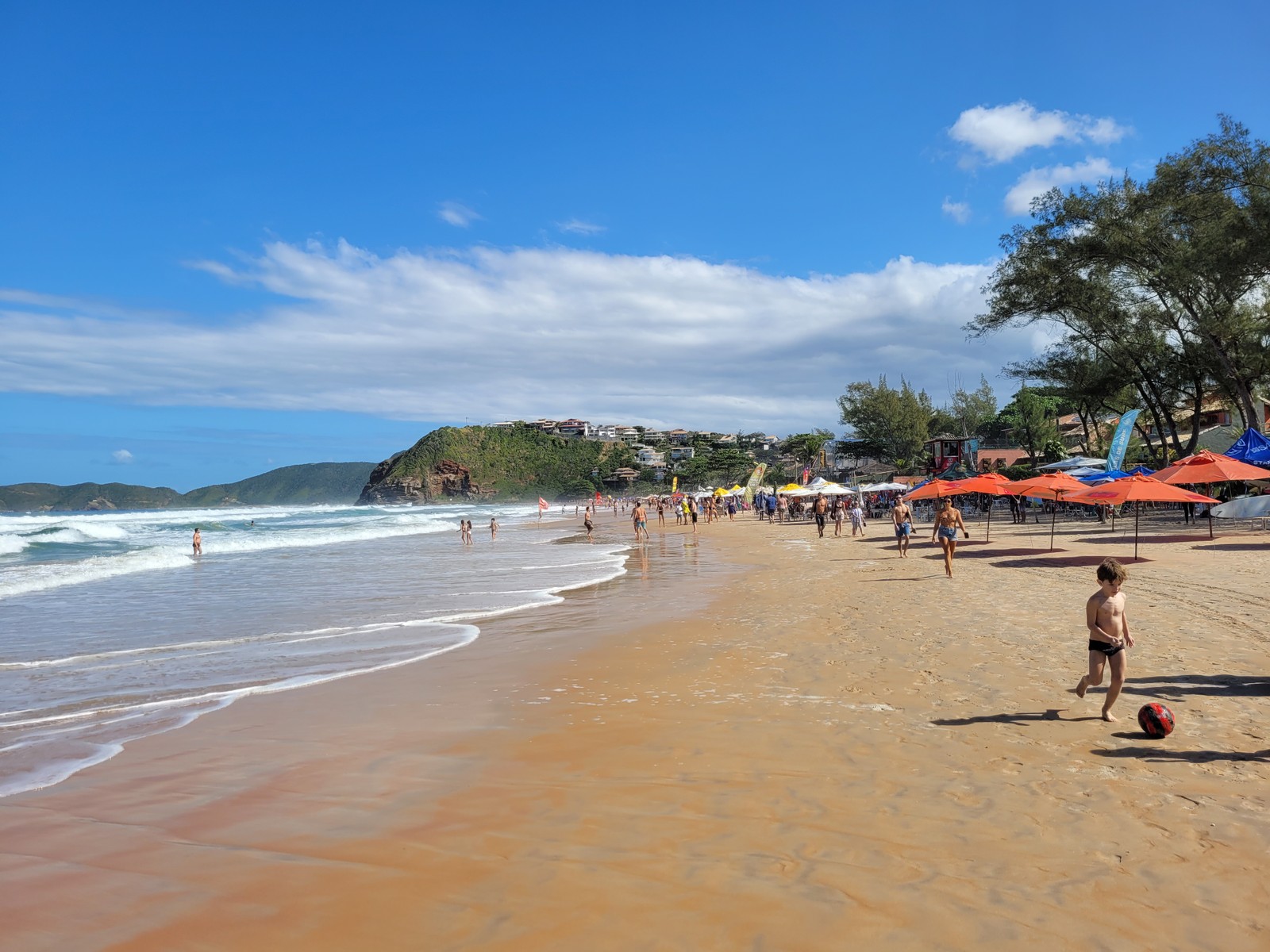 Criança brinca na Praia de Geribá, uma das mais conhecidas de Búzios, na Região dos Lagos, no Rio de Janeiro — Foto: Eduardo Maia