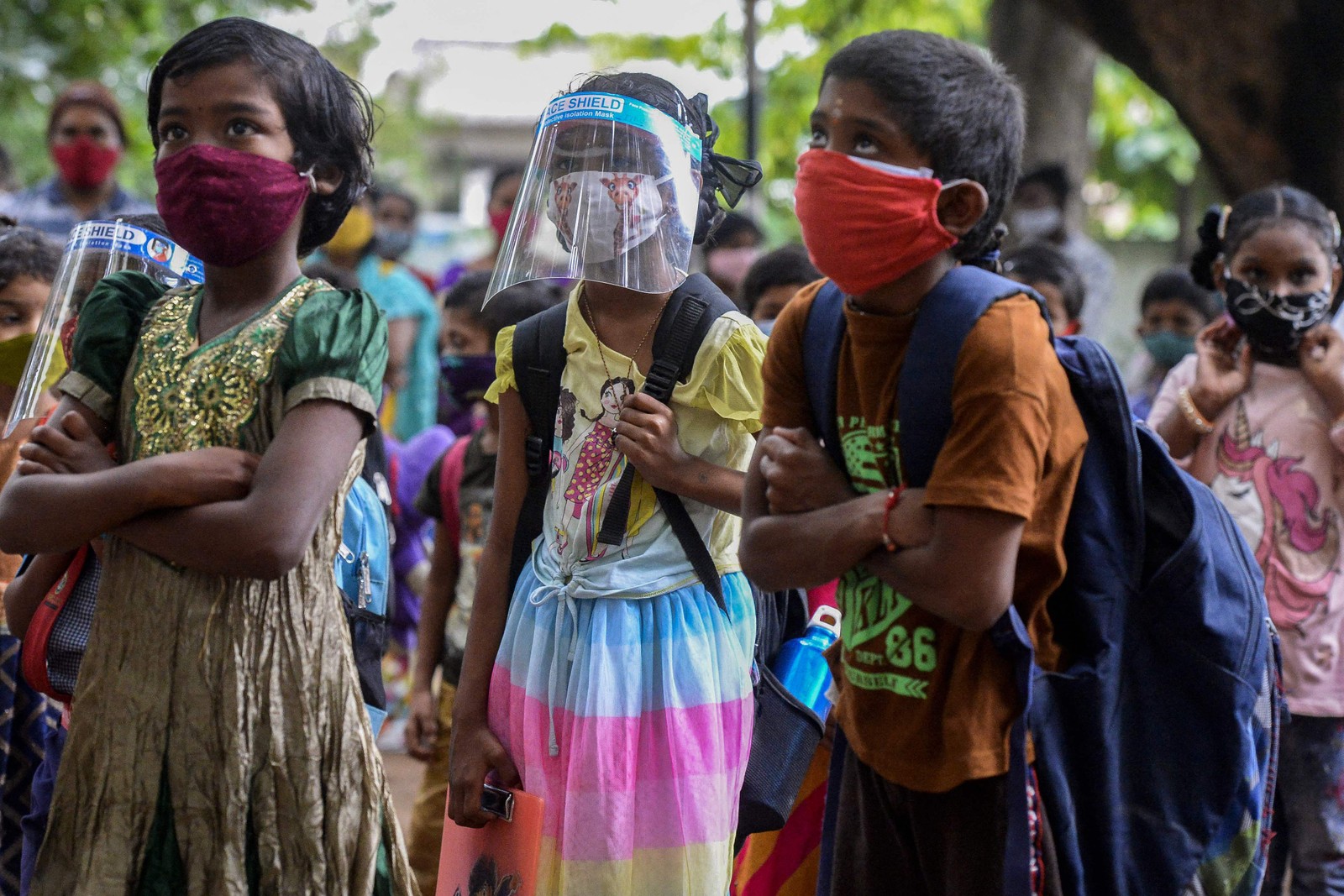 Alunos, usando EPI contra o coronavírus, retornam as aulas presenciais em escola do governo em Hyderabad, na ÍndiaAFP