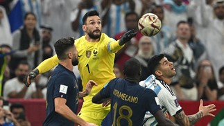 O goleiro da França, Hugo Lloris, pula para salvar um chute — Foto: Paul ELLIS / AFP