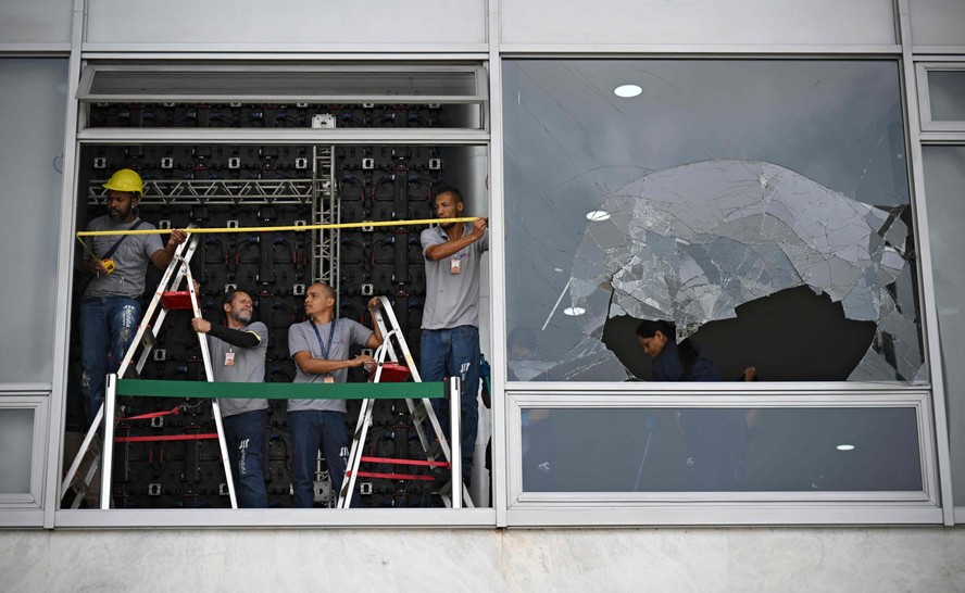Trabalhadores tiram medidas da estrutura danificada do Palácio do Planalto após ataque terrorista