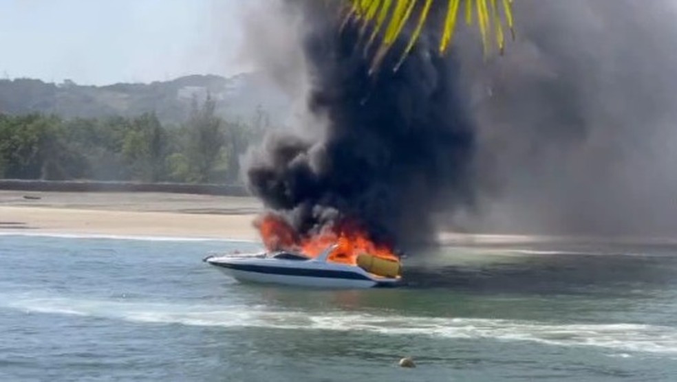 Embarcação em chamas em Cabo Frio, na Região dos Lagos — Foto: Reprodução / X