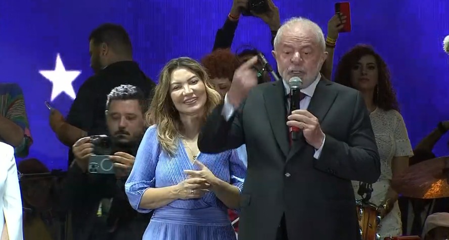 Lula e Janja no palco Elza Soares, durante festival de música em Brasília