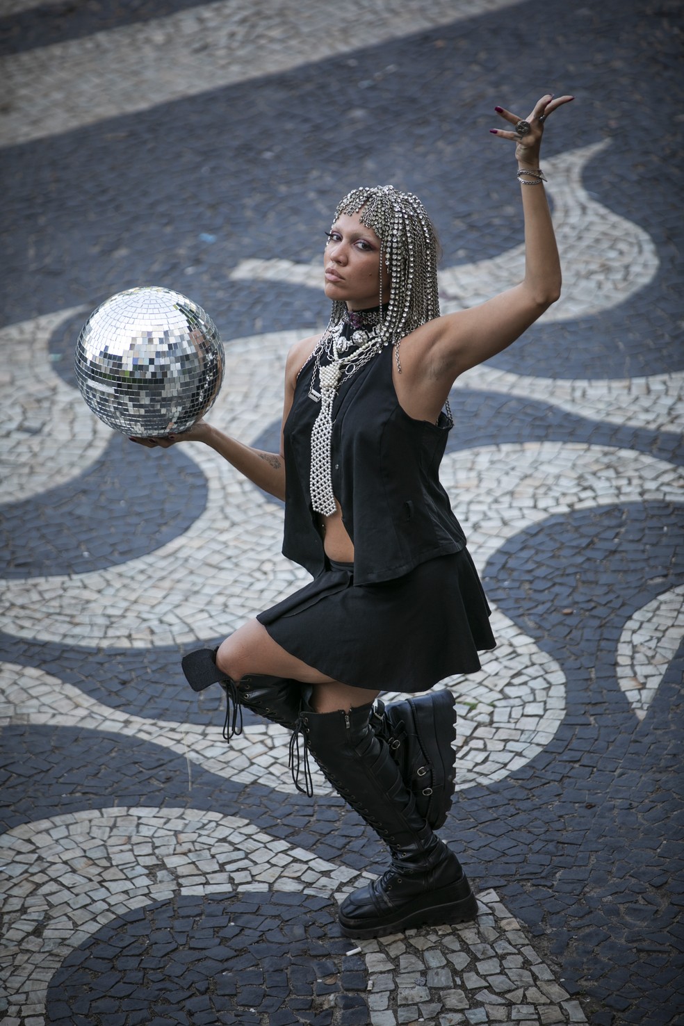 A bailarina Bruxa Cósmica se apresenta no Blue Note Rio em homenagem a Madonna — Foto: Guito Moreto/Agência O Globo