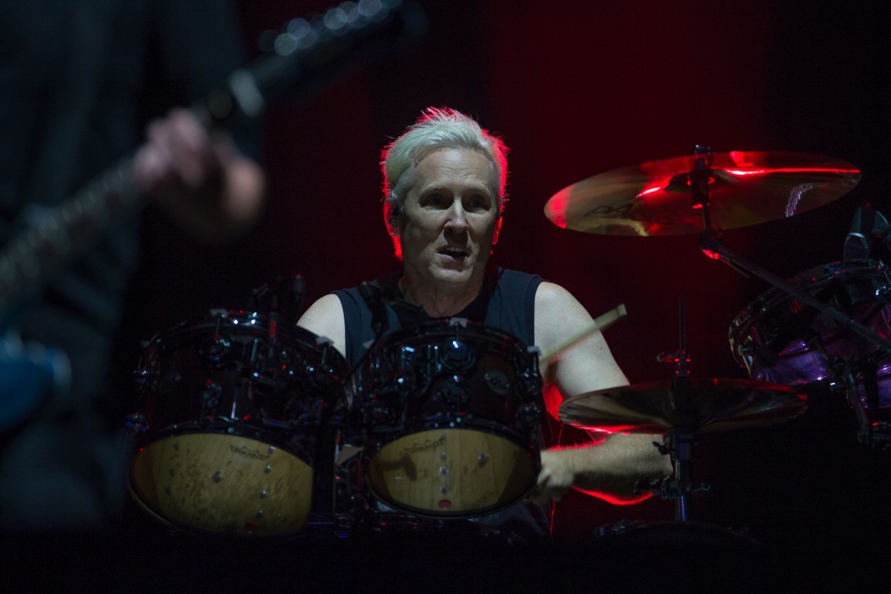 Foi a primeira vez que John Freese, baterista que substituiu Taylor Hawkins, tocou com o Foo Fighters em São Paulo — Foto: Edilson Dantas/O Globo