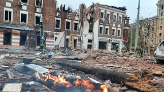 Focos de incêndio em área destruída após um ataque russo atingiu o centro da cidade ucraniana de Kharkiv — Foto: Photo by Handout / UKRAINIAN EMERGENCY SERVICE / AFP