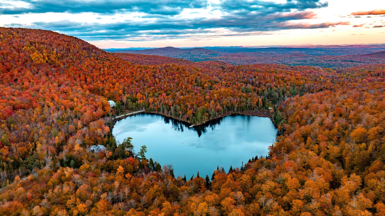 Baker Lake está cercado pelas cores do outono em 8 de outubro de 2022, perto de East Bolton, Quebec, Canadá — Foto: SEBASTIEN ST-JEAN / AFP