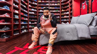 DJ Khaled em seu quarto com uma coleção de tênis — Foto: Airbnb