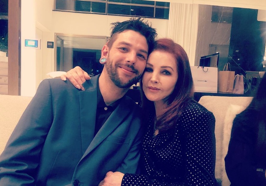 Navarone Garibaldi posta foto com a mãe, Priscilla Presley, em visita ao Brasil