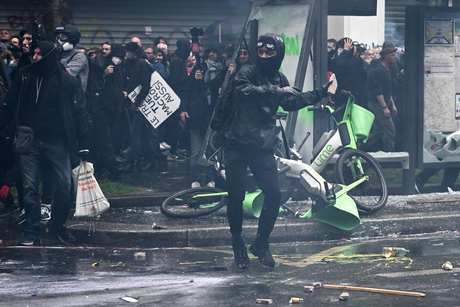 Manifestante segura uma pedra durante protesto no Dia do Trabalhador, mais de um mês depois de o governo ter aprovado a reforma da Previdência, em Paris — Foto: Alain JOCARD / AFP