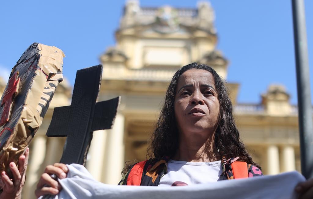 Famílias e amigos protestam em frente ao Palácio Guanabara contra a violência do Estado